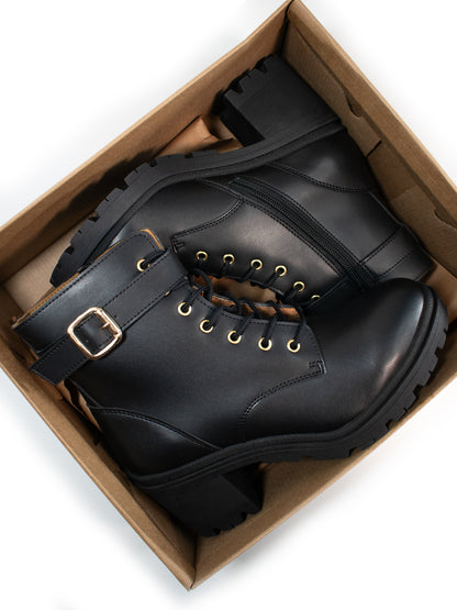 Botines con suela deportiva y cordones 