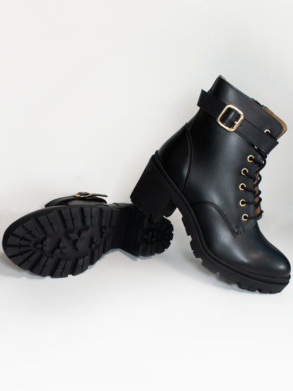 Botines con suela deportiva y cordones 
