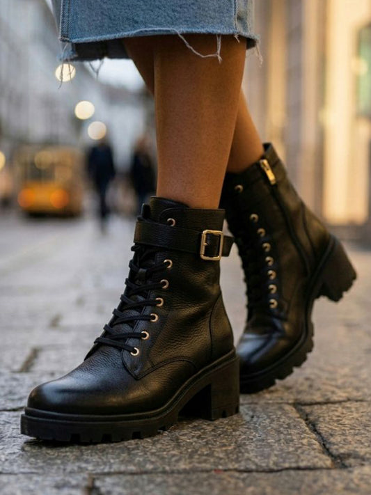 Botines con suela deportiva y cordones 