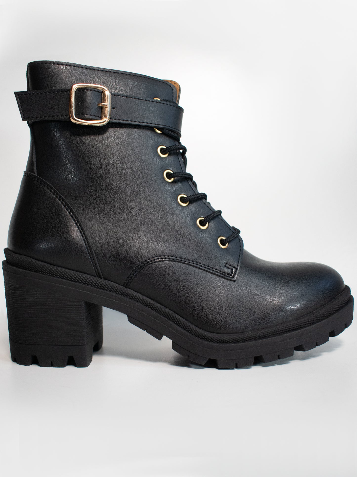 Botines con suela deportiva y cordones 