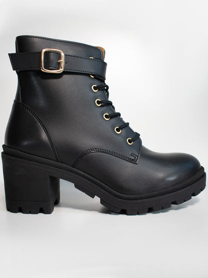 Botines con suela deportiva y cordones 