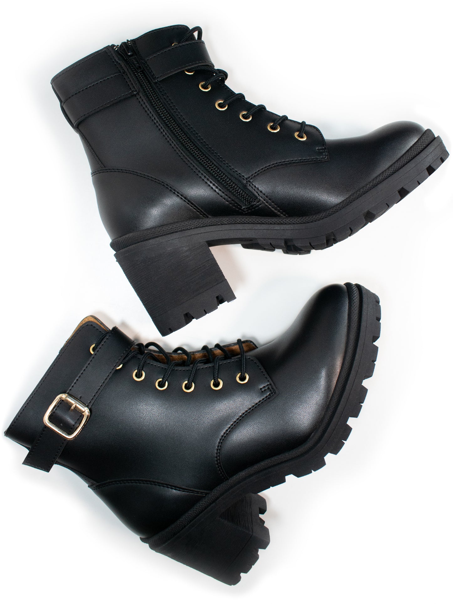 Botines con suela deportiva y cordones 