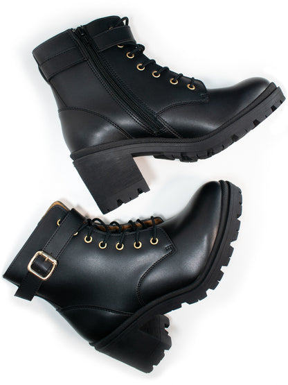 Botines con suela deportiva y cordones 